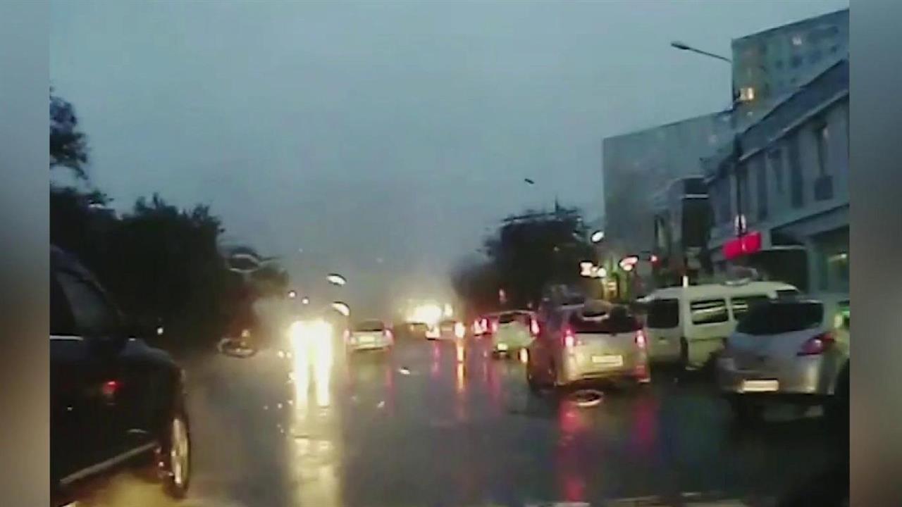 Во Владивостоке дожди затопили трубу теплотрассы - произошла крупная коммунальная авария