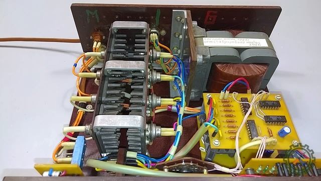 Самодельный четырёх канальный АВТОМАТ СВЕТОВЫХ ЭФФЕКТОВ, поделка юности. (1995 год) смотреть онлайн