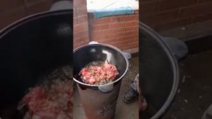 Мясо-огонь!!Нутрия приготовленная с овощами в казане на костре.Осторожно, очень вкусно!!!!