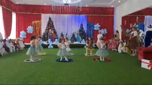 Конфетки на диване . танец для садика