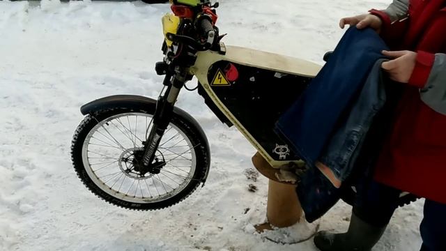 Ночевка электровелесипеда зимой на улице. смотреть онлайн