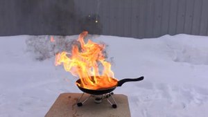 Тушим сковородку на кухне