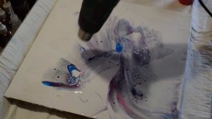 Шприц в акриловой заливке рисует абстрактную картину. Acrylic fluid pouring