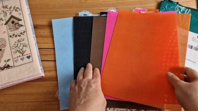 303. Рукодельный микс 114/ Windows Friends от Милл Хилл, готовая работа/ Чехол для карты цветов DMC смотреть онлайн