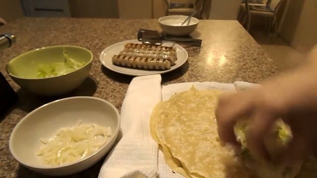 Купаты-гриль в домашней лепешке смотреть онлайн