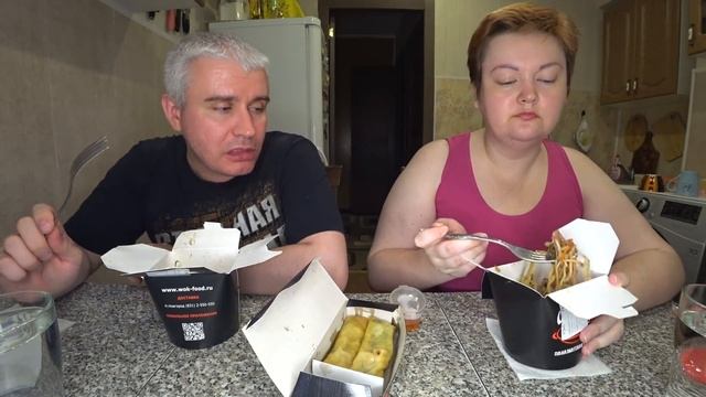 Вован БОМБИТ и разносит доставку еды из Мир Пиццы | МУКБАНГ том ям, острая лапша вок и роллы