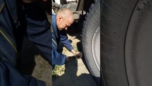 Замена колеса на грузовике.
