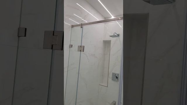 Душевая со стеклом до потолка смотреть онлайн