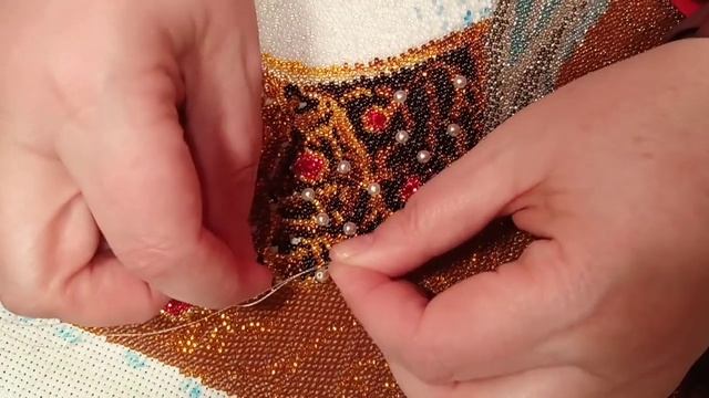 "Боярышня с подносом" пришиваем жемчуг 1 часть