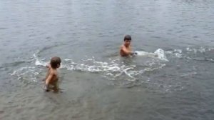 мальчики  купаются  в воде  под дождем 20 августа 2018 в Петербурге!Красивые брызги воды!