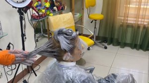 Обесцвечивание волос черных волос и тонирование в русый. Безопасная смывка темного цвета