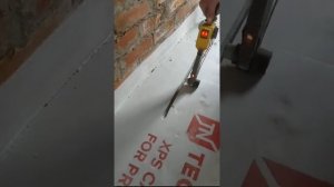 Режем штробы в Пеноплексе под трубы.