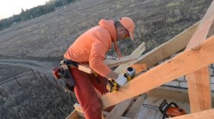 Нейлер Dewalt в деле при монтаже.Монтаж кровли.Саратов