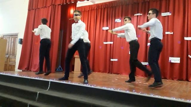 Подарунок на 14 лютого від хлопців 11 класу. Танец на 14 февраля. Valentine's day present смотреть онлайн