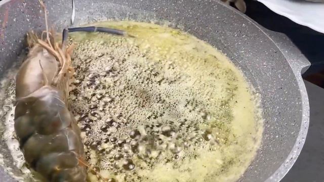 Жареные креветки Скампи с чесноком
