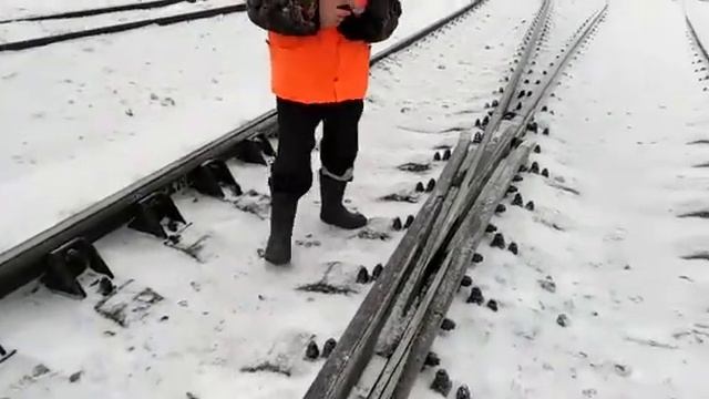 13 Промер критического расстояния между контррельсом и сердечником