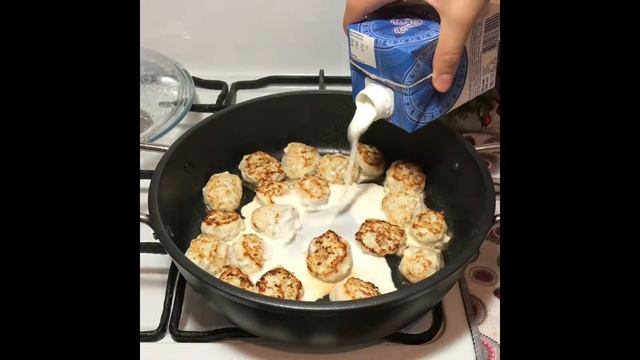 Куриные тефтели с цветной капустой в сливках