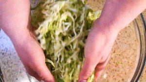 Вьетнамский салат с курицей и арахисом. Салат из капусты и моркови.