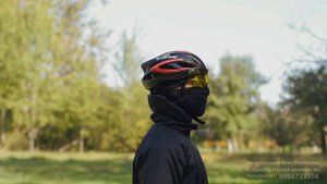 Велосипедный шлем CoolChange с 3 сменными визорами демонстрация шлема на голове человека