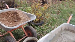 Совет самостройщикам. Замешивание раствора в тачке.