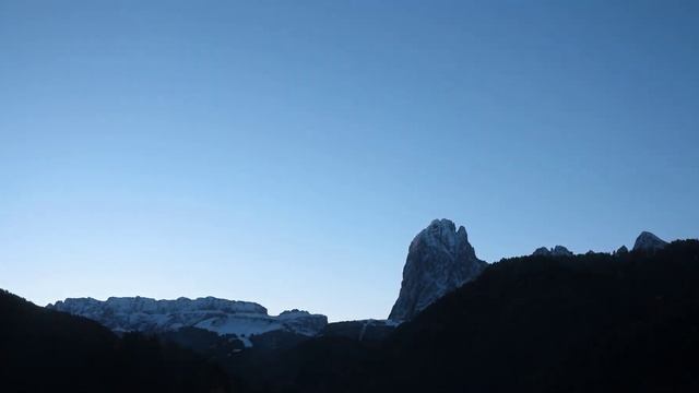 Dolomiti, Val Gardena, Italy | Timelapse Series 365 | Sunrise 2023.11.01 | Livestream, Weather 4k смотреть онлайн