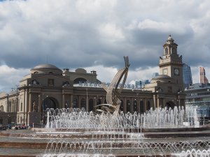 Киевский вокзал, фонтан Похищение Европы, судно Синичка