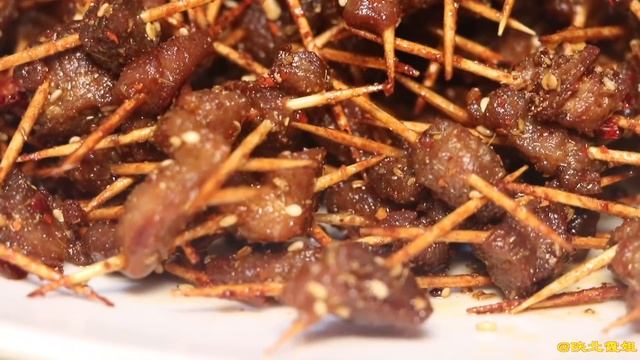 年夜饭猪肉最过瘾的做法，牙签一串下锅炸，孩子们齐忙活，一盆吃不够！【陕北霞姐】