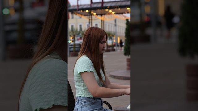 Летние вечера в Минске. Очаровательная девушка играет на фортепиано смотреть онлайн