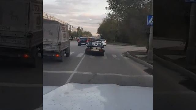 Лихач со спущенными колесами поразил волжан смотреть онлайн