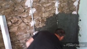 Штукатурка стен цементно писчаным роствором ,по дикарю ( бут).