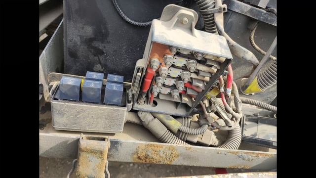 SHACMAN F3000 336 2019г. Нет зарядки. Дело было в панели.