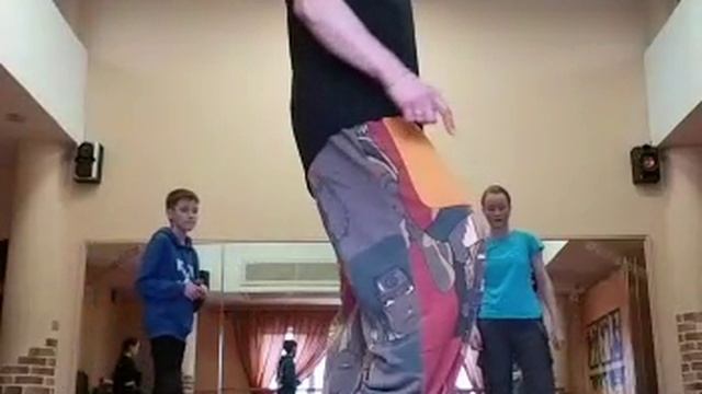 УЧИМ ТАНЕЦ ШАФЛ КИК / ВИДЕО УРОКИ ТАНЦЕВ ОНЛАЙН ИЗ ТИК ТОК ТАНЦЫ 2021.