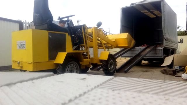 Самодельный погрузчик,  заезжает в газель смотреть онлайн