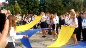 Последний звонок. Танец с флагами.