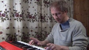 Первые шаги игры на синтезаторе Roland GO-61K.