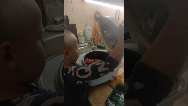 мишкин плов. из говядины и курицы. Очень вкусно. Готовит в мультиварке смотреть онлайн