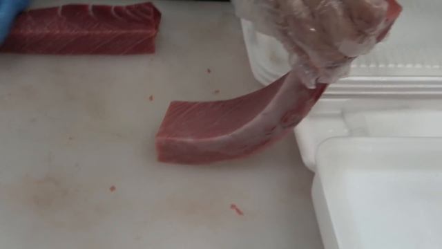 Amazing ! Giant Bluefin Tuna Cutting Skills / Bluefin Tuna Cutting Show in Taiwan смотреть онлайн
