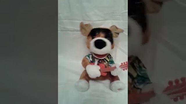 Поющая и танцующая игрушка "Собачка с гитарой в очках" смотреть онлайн