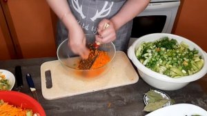 Солёные зелёные помидоры с капустой на зиму.