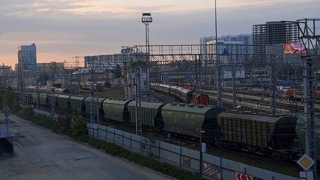 Электровоз 2ЭС5К-577 с грузовым поездом смотреть онлайн