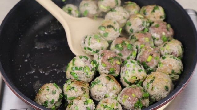 Готовим дома тефтели в томате с зеленым луком. Быстро и вкусно!