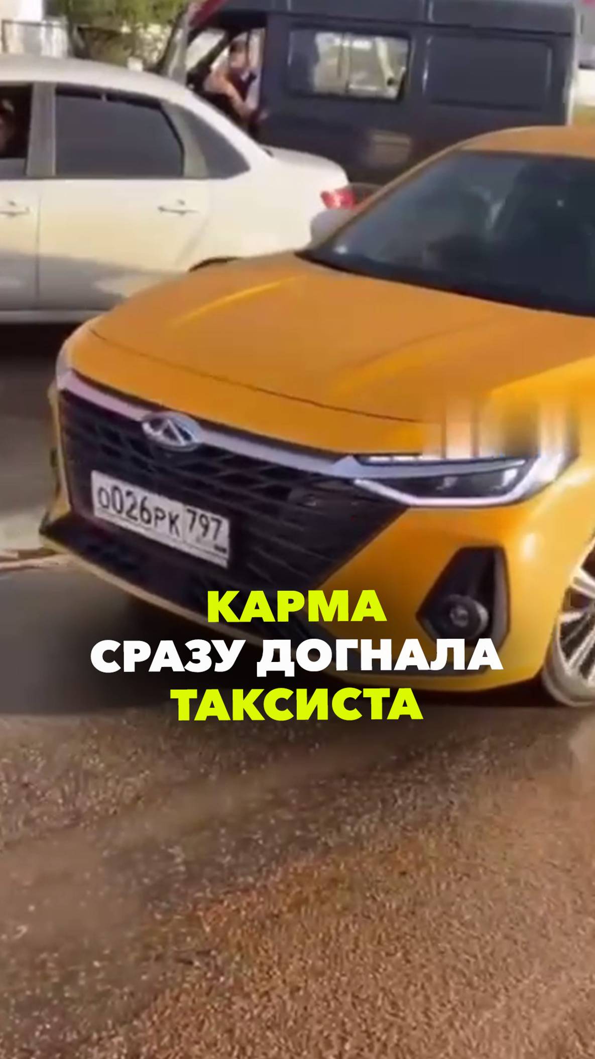 Мгновенная карма прилетела таксисту, который хотел скрыться с места ДТП, но тут же врезался снова