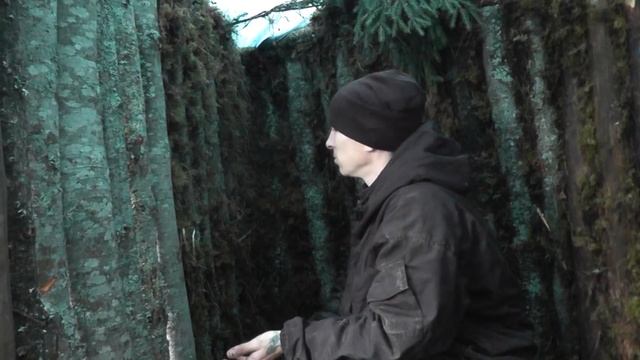 Как жить в ЛЕСУ ВСЮ ЗИМУ! Зима приближается. Постройка хижины подходит к концу! смотреть онлайн