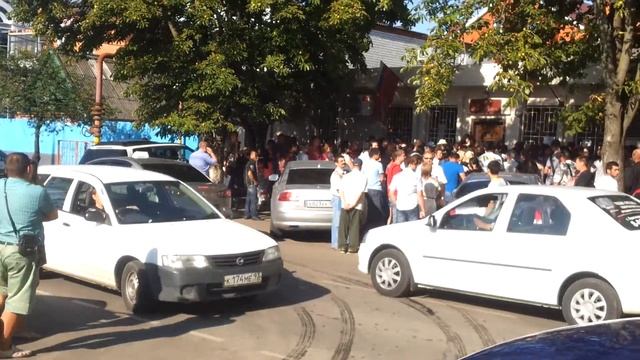 Толпа у входа в ФМС Прикубанский округ Краснодар