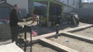 Раскладываем отсечную гидроизоляцию