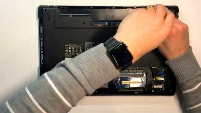 Чистим от пыли Acer Aspire 5560G смотреть онлайн