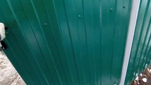 Калитка в распашных воротах.