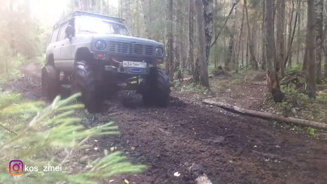 Nissan Patrol 160 42" и Land Rover Defender езда на трех пружинах и наконец то засадил! смотреть онлайн