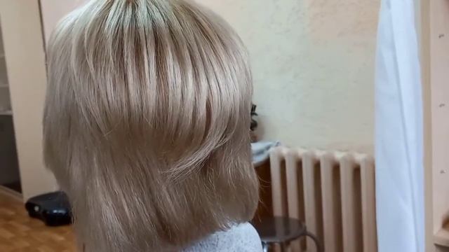 Растяжка цвета или тонировка в два цвета.Эстель 9/16,9/17 на корнях и 10/7 ,10/61 на длине. смотреть онлайн