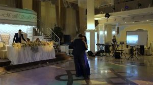 Трогательный танец мамы и жениха на свадьбе
